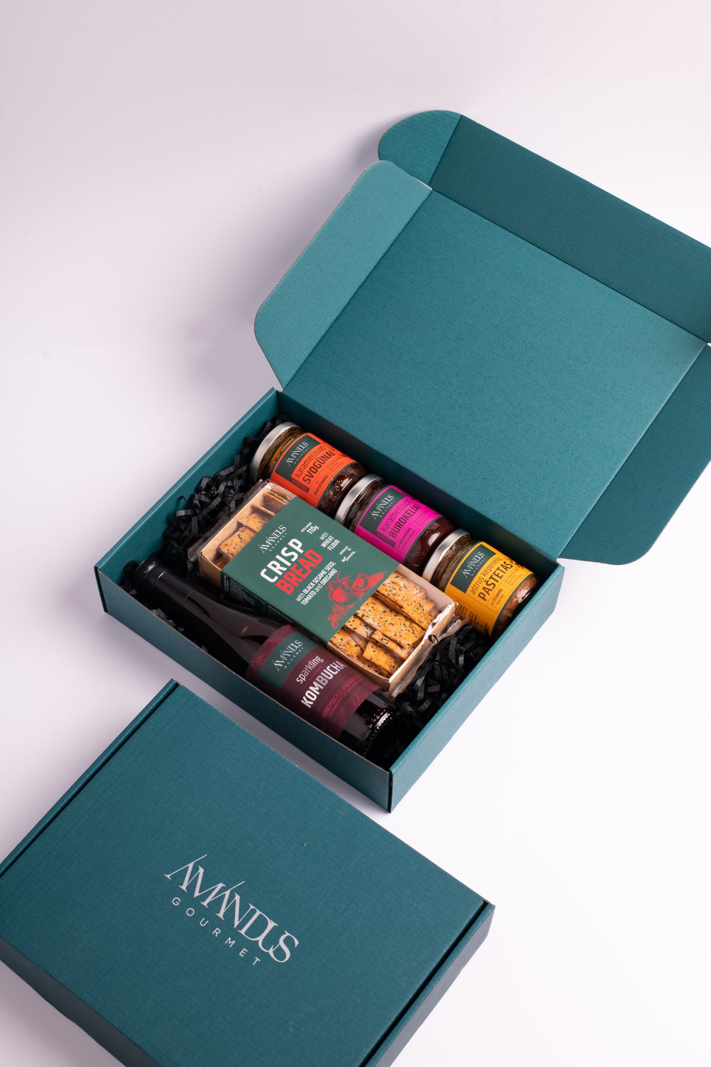 Mažas gurmaniškas dovanų rinkinys: kombucha, pagardai ir traškūs duoniukai