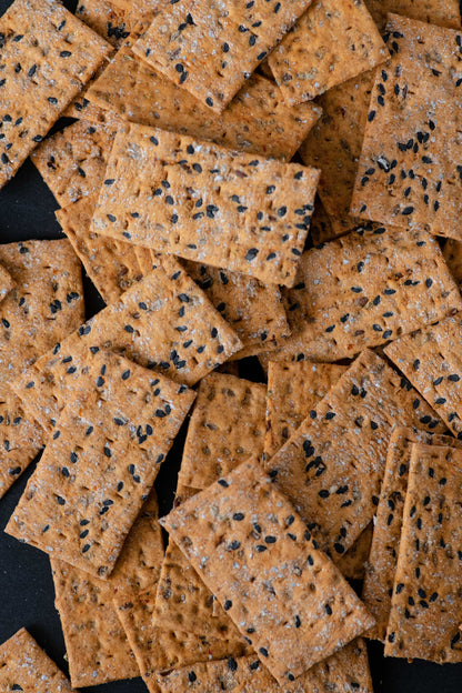 KVIETINĖS DUONELĖS SU JUODAISIAIS SEZAMAIS, POMIDORAIS IR RAUDONĖLIU