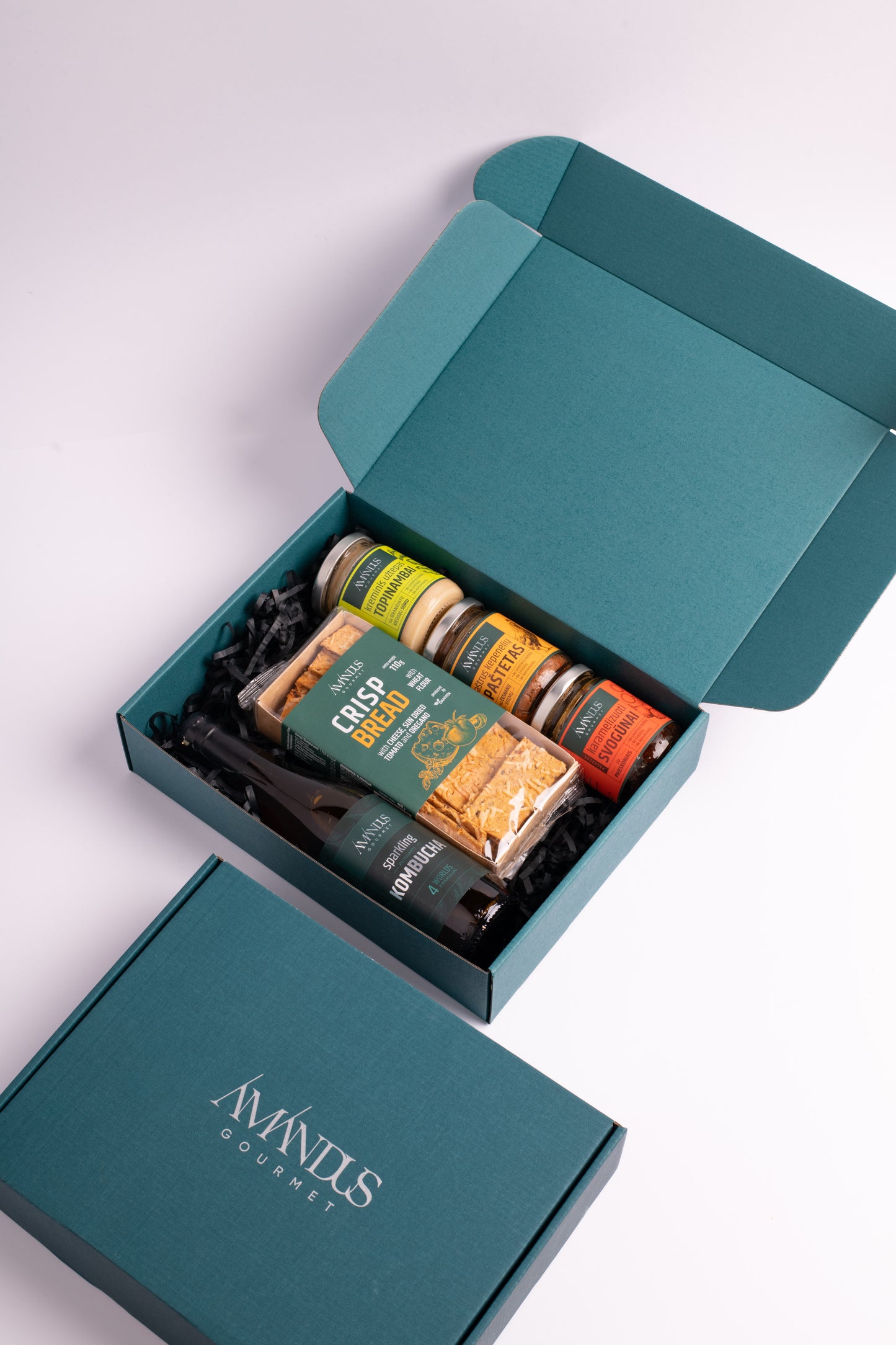 Mažas gurmaniškas dovanų rinkinys: kombucha, pagardai ir traškūs duoniukai