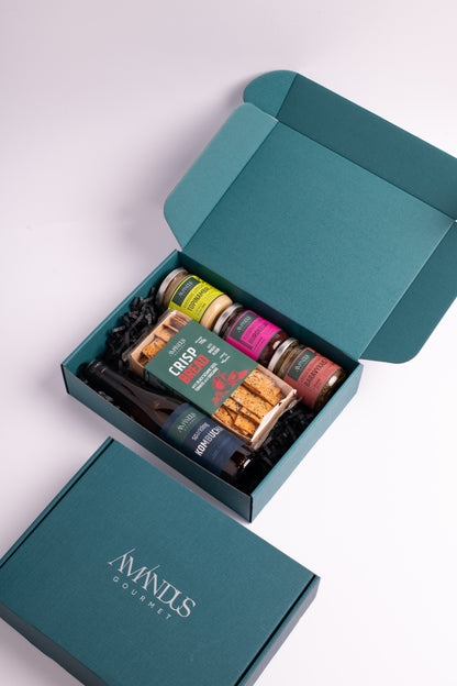 Mažas gurmaniškas dovanų rinkinys: kombucha, pagardai ir traškūs duoniukai