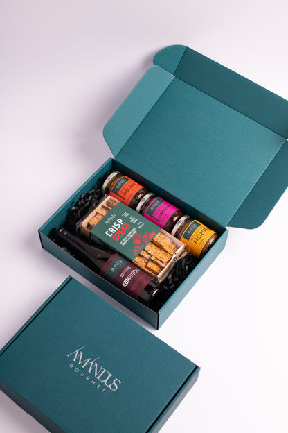 Mažas gurmaniškas dovanų rinkinys: kombucha, pagardai ir traškūs duoniukai